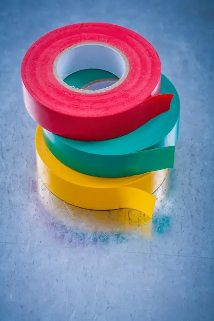 Aplicación profesional de cinta colores pintar en obras y acabados precisos - SOCO Cintas Adhesivas.