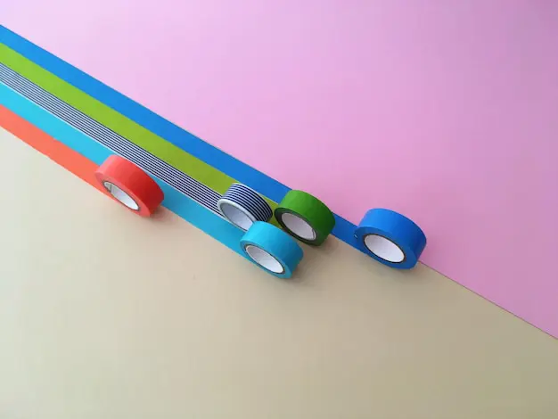 Consejos prácticos para el uso eficiente de cinta de enmascarar colores en trabajos creativos - SOCO Cintas Adhesivas.