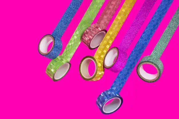 Mostrador de tienda con variedad de cinta de enmascarar colores disponible en Colombia - SOCO Cintas Adhesivas.