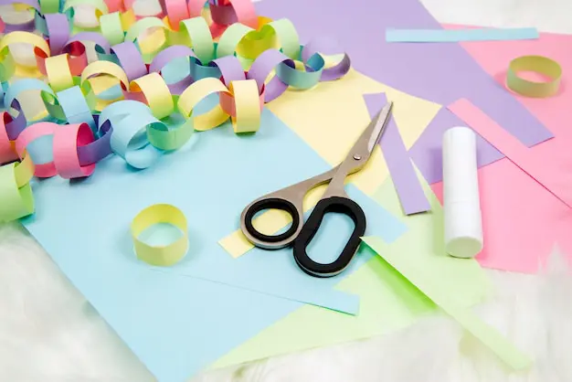 Ejemplos de aplicaciones de cinta de fácil corte en manualidades y papelería - SOCO Cintas Adhesivas.