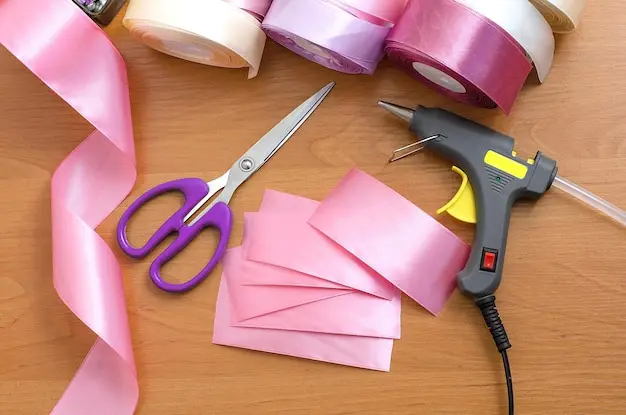 Comparación visual de diferentes tipos de cintas adhesivas, destacando la fácil corte - SOCO Cintas Adhesivas.