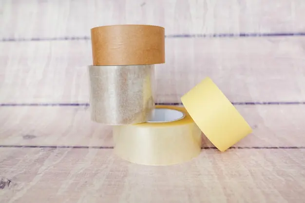 Detalle de las características de la cinta masking tape en un rollo abierto - SOCO Cintas Adhesivas.