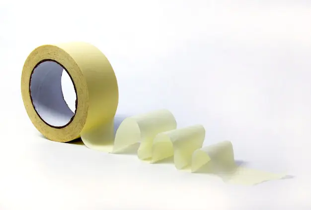 Diferentes tipos de cinta masking tape organizados en una mesa de trabajo - SOCO Cintas Adhesivas.