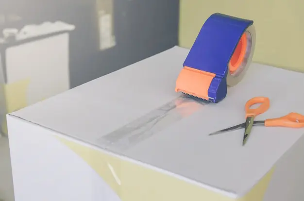 Ejemplo de error común: cinta para pintar mal colocada con pintura filtrada - SOCO Cintas Adhesivas.