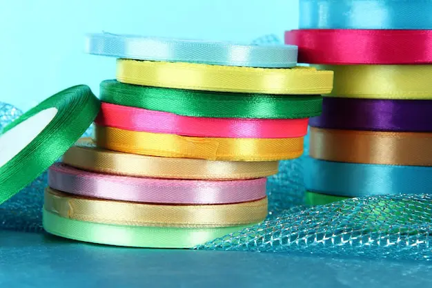 Cinta metalizada utilizada en manualidades y decoración de tarjetas DIY – SOCO Cintas Adhesivas.