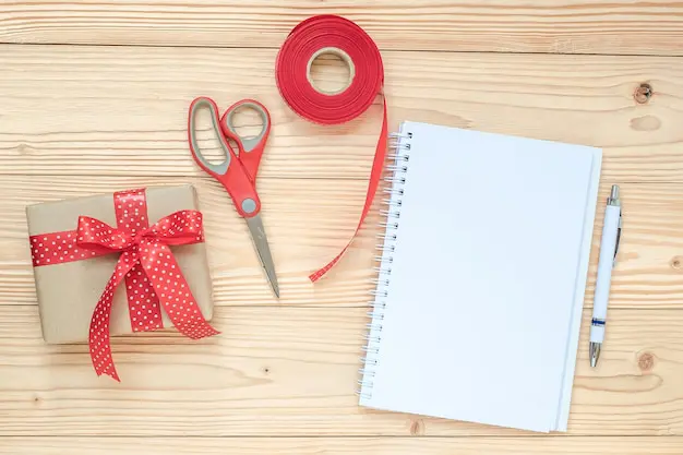 Consejos para combinar cintas en regalos navideños - SOCO Cintas Adhesivas