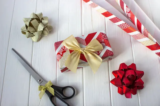 Errores comunes al seleccionar cinta regalo navidad - SOCO Cintas Adhesivas