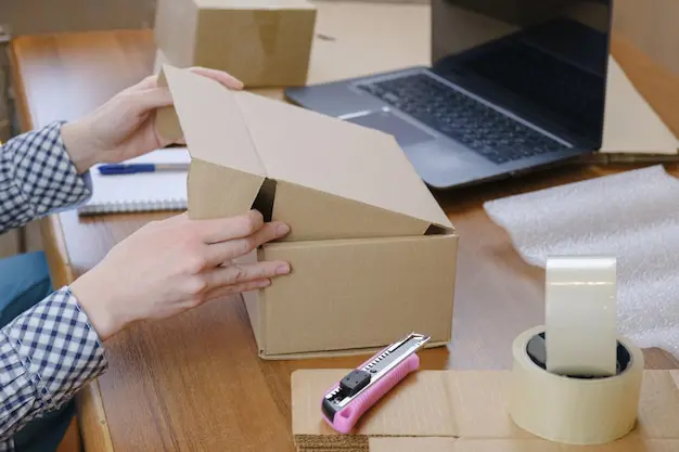Materiales y herramientas, como cintas y dispensadores, listos para sellar cajas correctamente - SOCO Cintas Adhesivas.