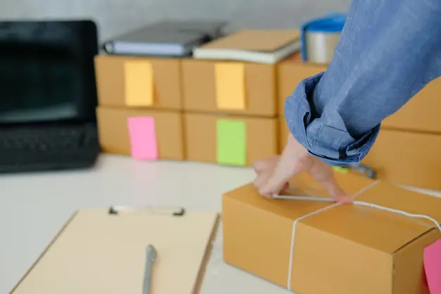 Variedad de cintas adhesivas para empaque y tipos de cajas, seleccionando la opción ideal - SOCO Cintas Adhesivas.