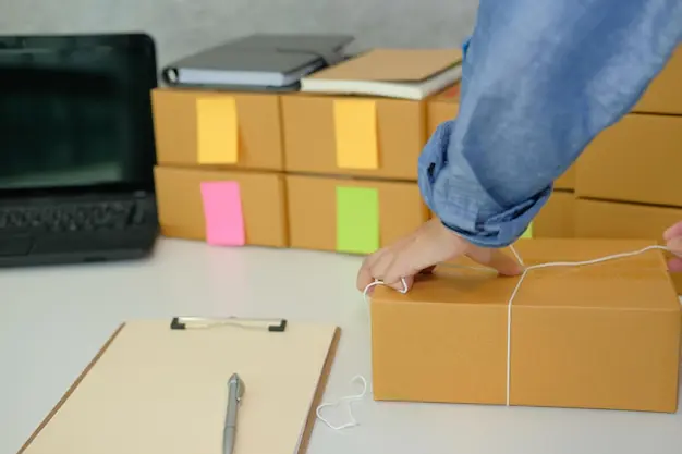Cajas selladas con cinta de empaque, mostrando un acabado fuerte y seguro - SOCO Cintas Adhesivas.
