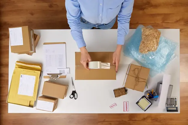 Empleado siguiendo pasos clave para empacar productos correctamente para envío - SOCO Cintas Adhesivas