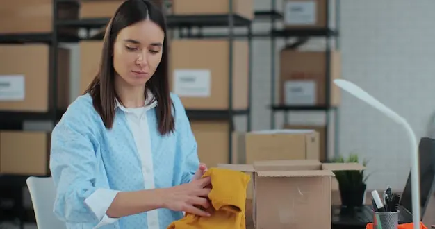 Errores comunes al empacar productos mostrados en ejemplos visuales - SOCO Cintas Adhesivas