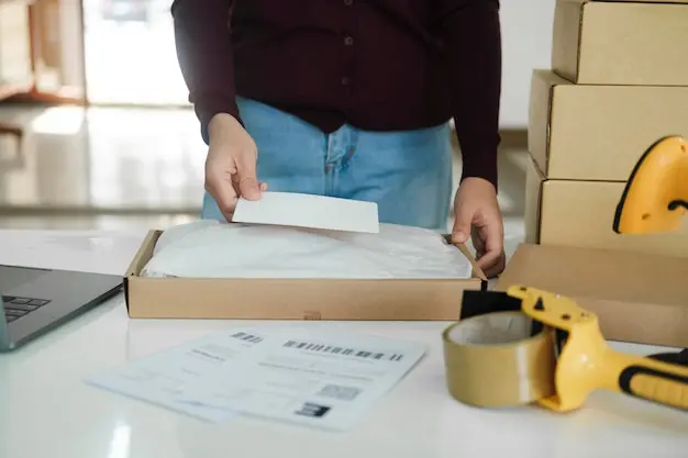 Profesional verificando regulaciones y actualizaciones en embalaje desde un computador - SOCO Cintas Adhesivas.