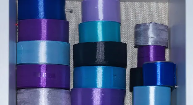 Cintas metalizadas en tonos dorado y plateado decorando una caja de regalo – SOCO Cintas Adhesivas.