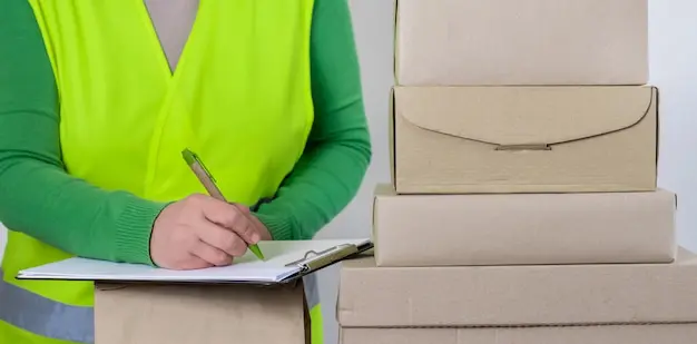 Empaque industrial con cintas certificadas bajo normativas embalaje en LATAM - SOCO Cintas Adhesivas.